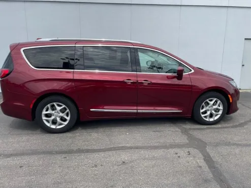 2018 Chrysler Pacifica Touring L photo 4