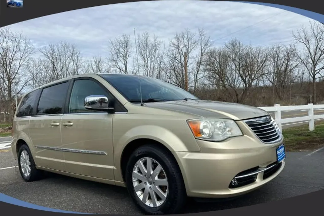 2012 Chrysler Town & Country photo 1