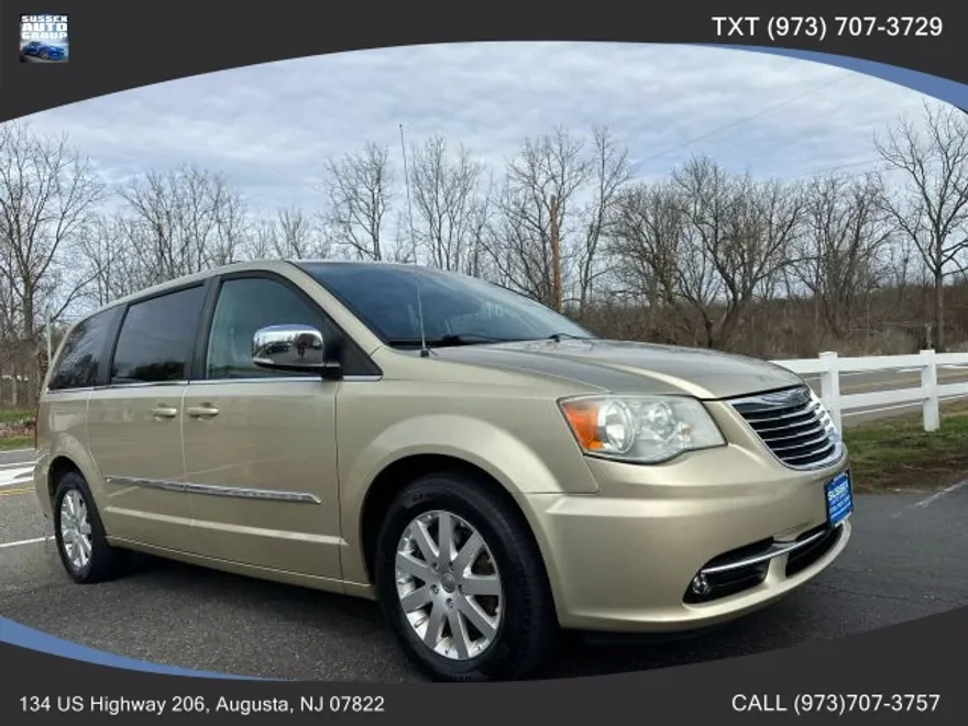 2012 Chrysler Town & Country photo 1