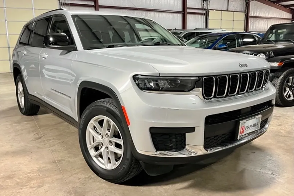 2023 Jeep Grand Cherokee Laredo photo 1