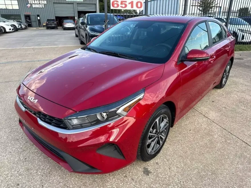 2023 Kia Forte LXS photo 1