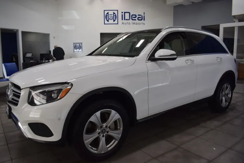 2017 Mercedes Benz GLC 300 4MATIC photo 1