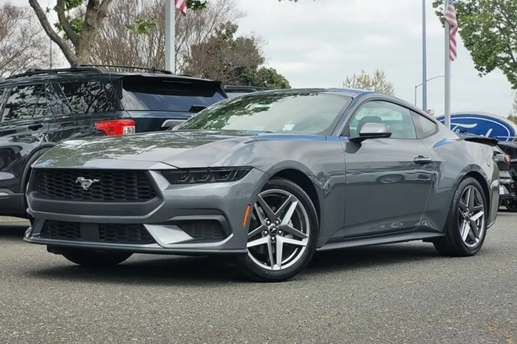 2025 Ford Mustang EcoBoost photo 1