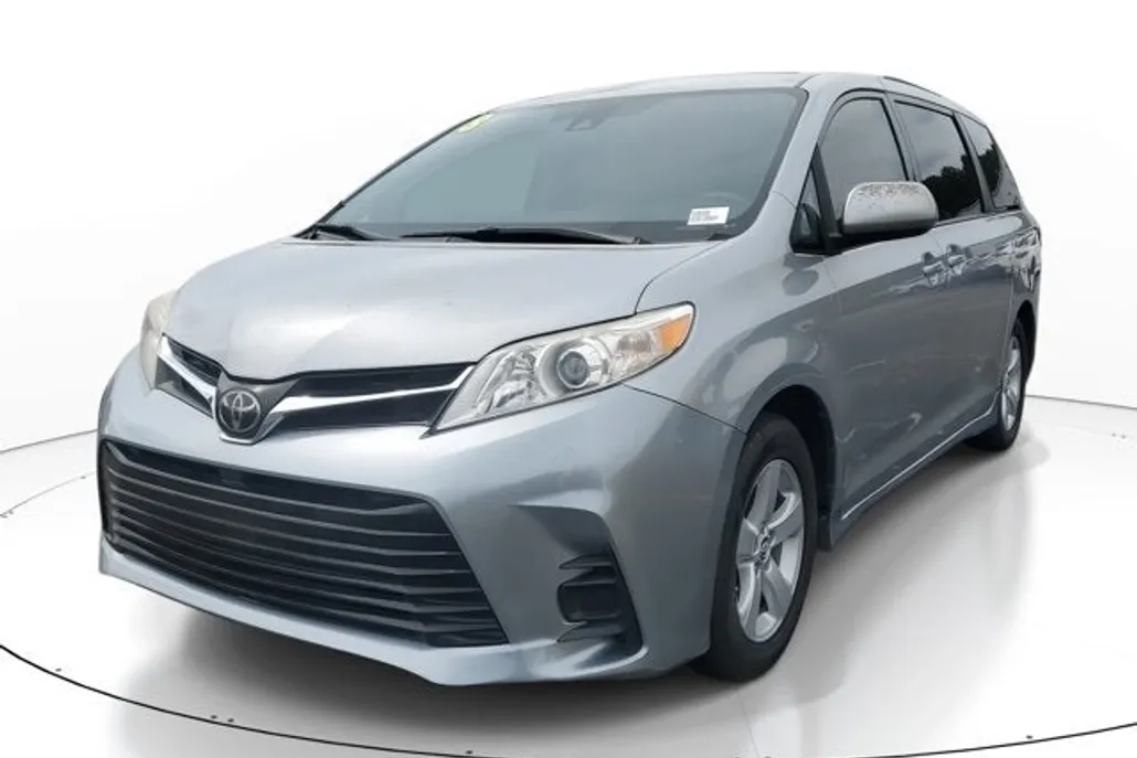 2018 Toyota Sienna LE photo 1