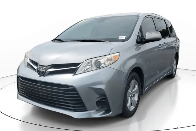 2018 Toyota Sienna LE photo 1