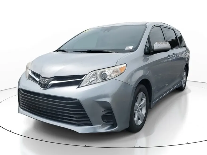 2018 Toyota Sienna LE photo 1