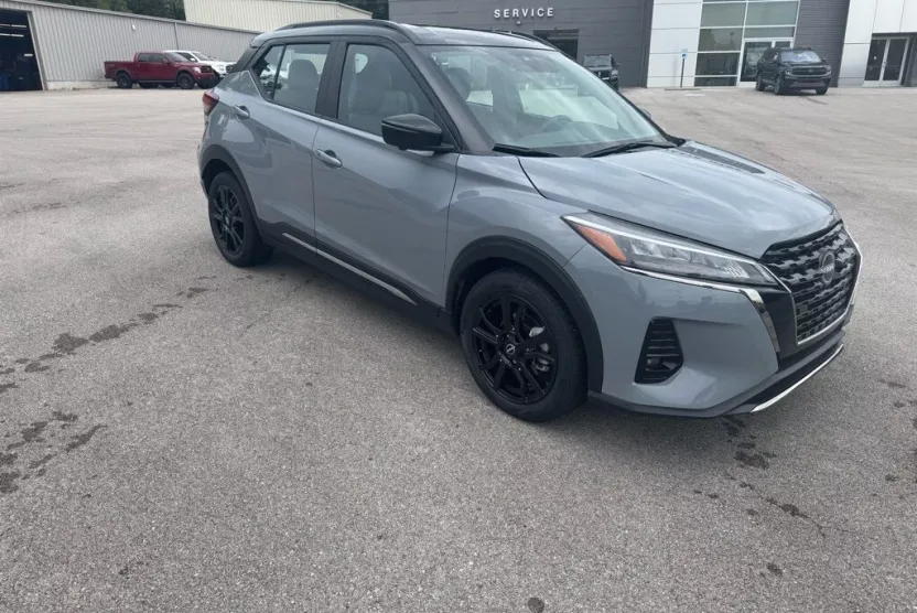 2023 Nissan Kicks SR photo 1