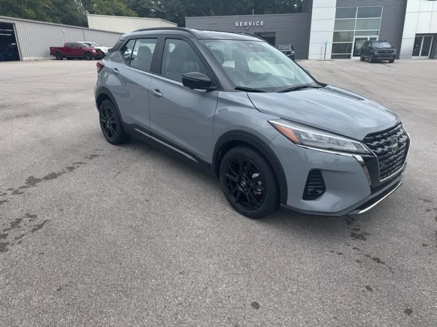 2023 Nissan Kicks SR photo 1
