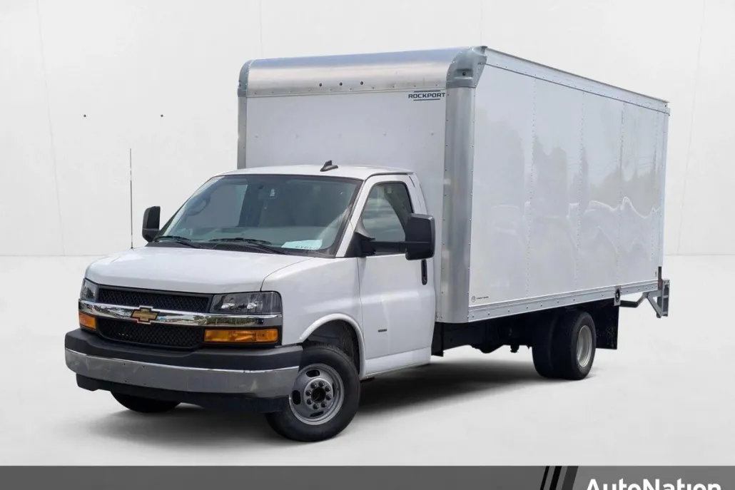 2025 Chevrolet Express Cutaway 3500 photo 1