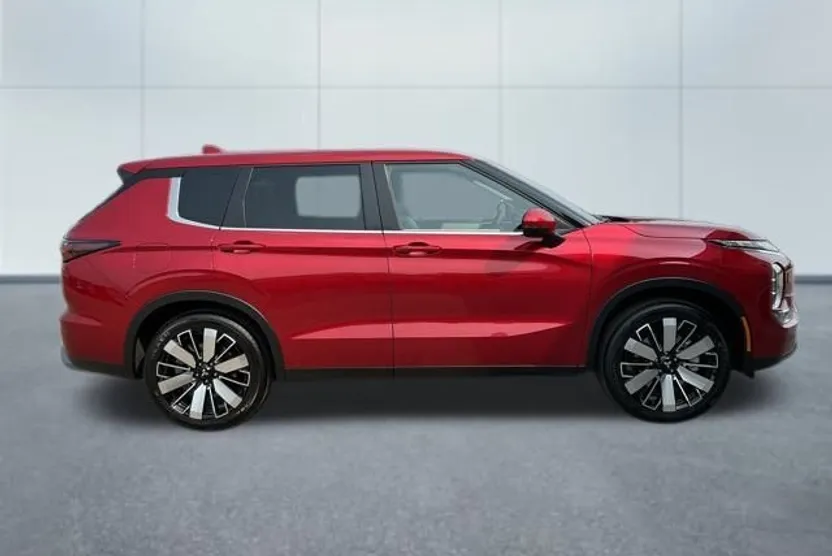 2025 Mitsubishi Outlander SE photo 1