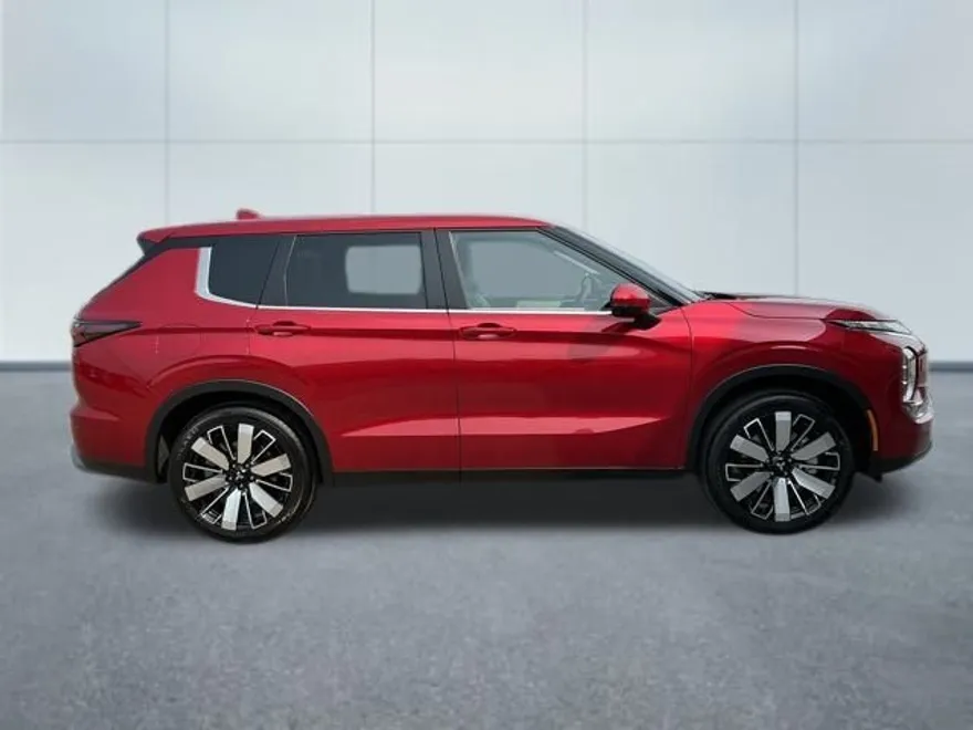 2025 Mitsubishi Outlander SE photo 1