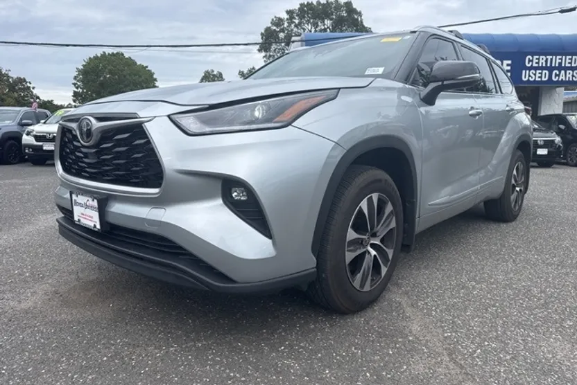 2021 Toyota Highlander XLE photo 1
