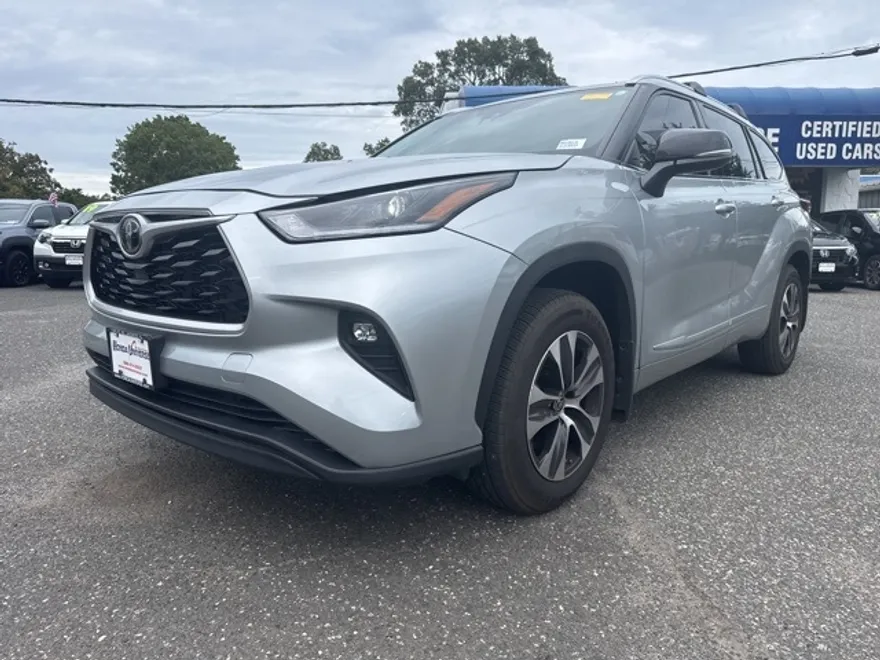 2021 Toyota Highlander XLE photo 1