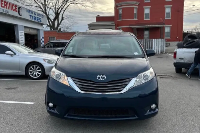 2011 Toyota Sienna XLE photo 1