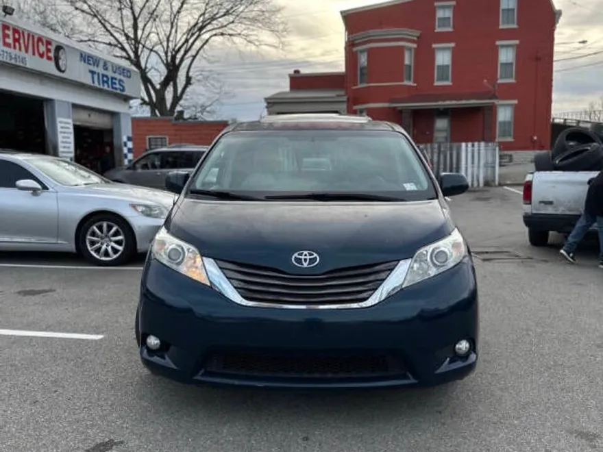 2011 Toyota Sienna XLE photo 1
