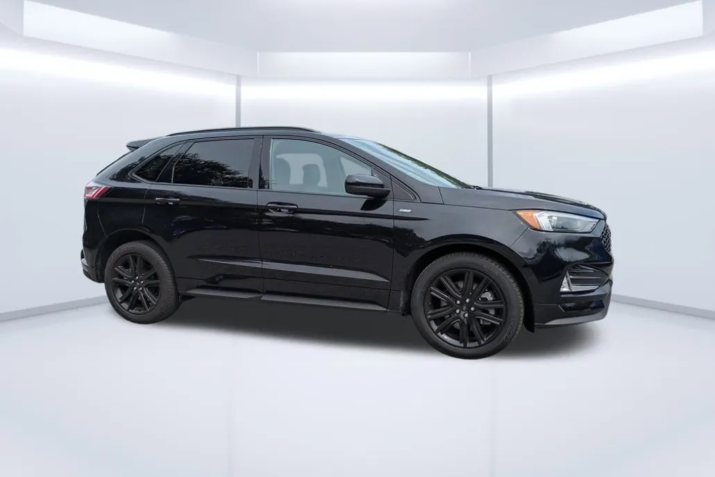 2022 Ford Edge ST photo 1