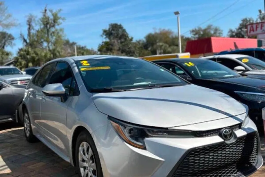 2020 Toyota Corolla LE photo 1