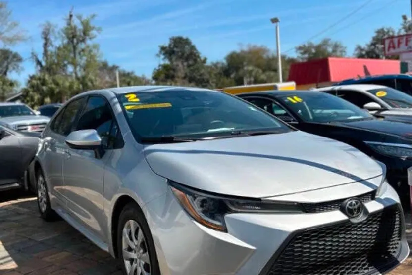 2020 Toyota Corolla LE photo 1