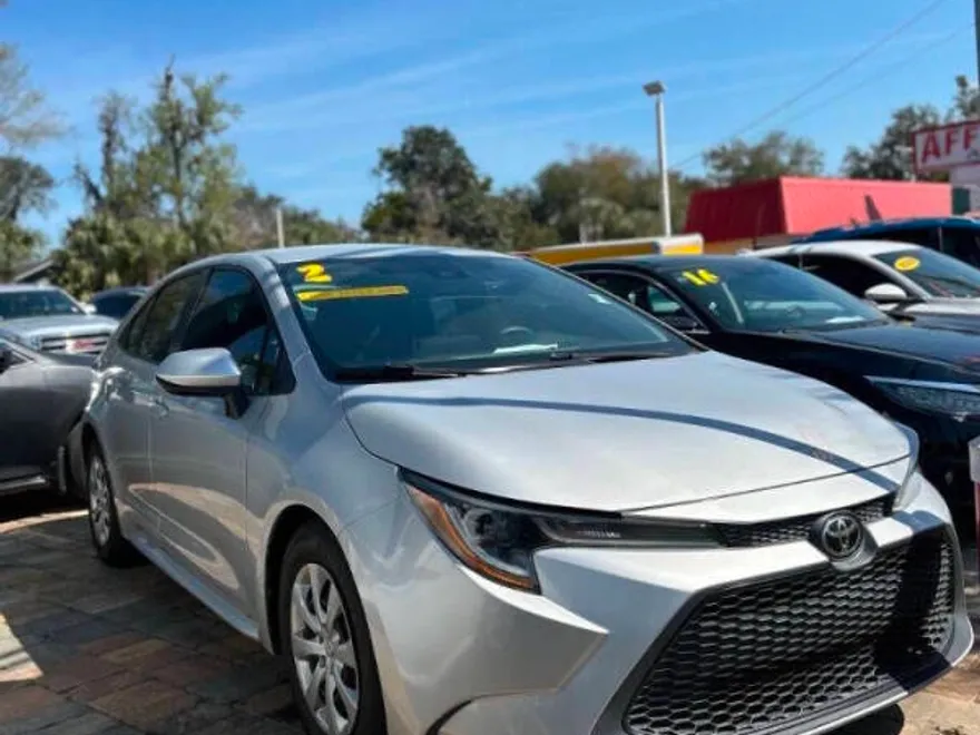 2020 Toyota Corolla LE photo 1