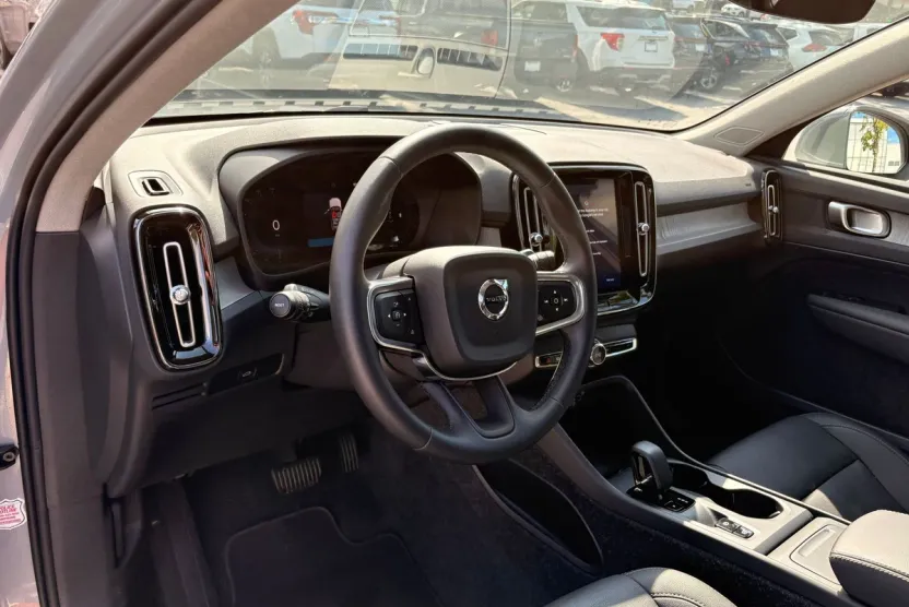 2025 Volvo XC40 AWD Core photo 1