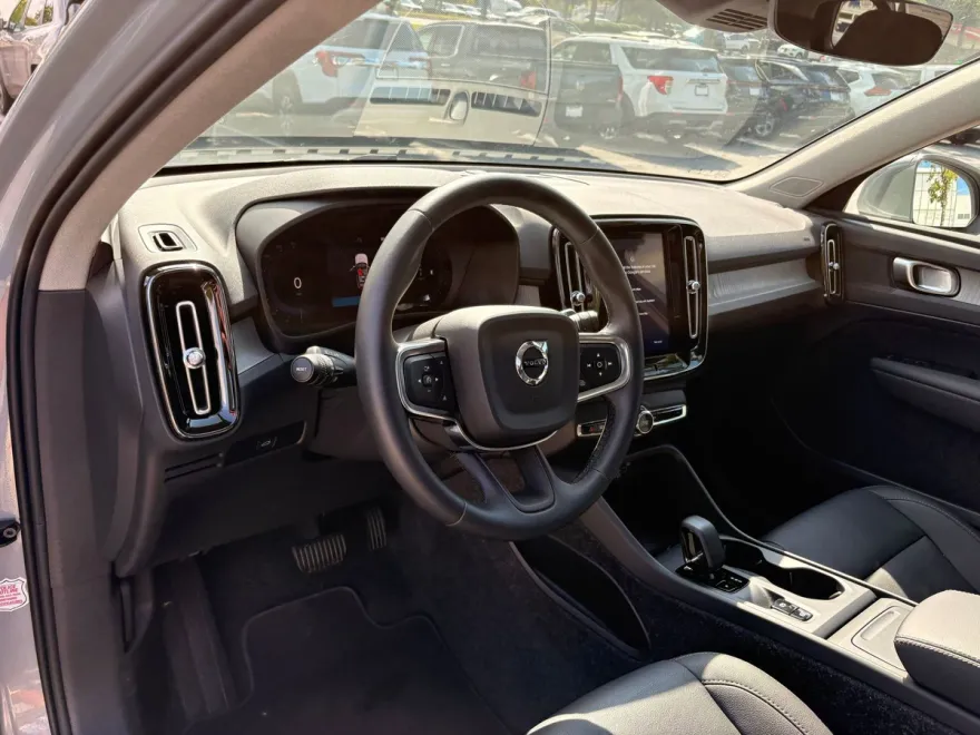 2025 Volvo XC40 AWD Core photo 1