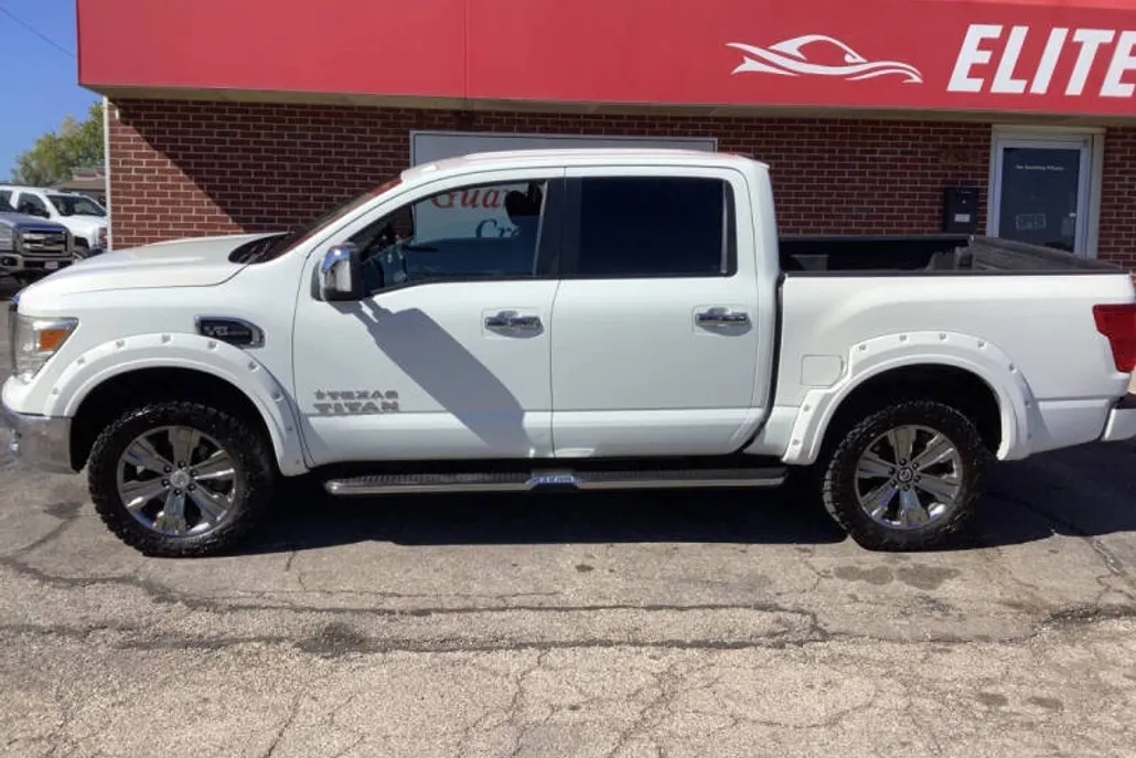 2017 Nissan Titan SV photo 1