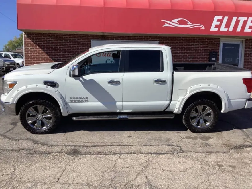 2017 Nissan Titan SV photo 1