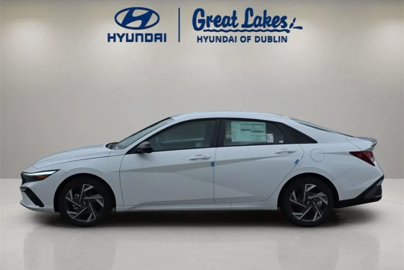 2025 Hyundai Elantra SEL Sport photo 1
