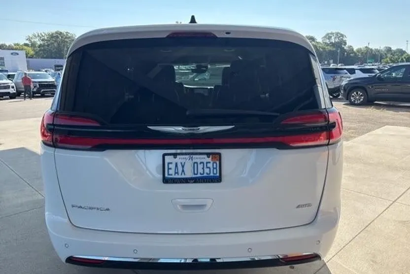 2023 Chrysler Pacifica Touring L photo 1