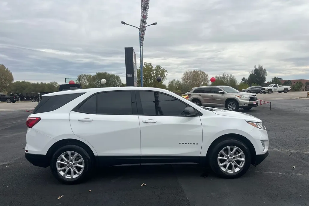 2019 Chevrolet Equinox LS photo 1