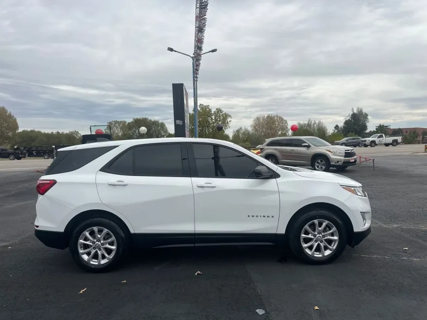 2019 Chevrolet Equinox LS photo 1
