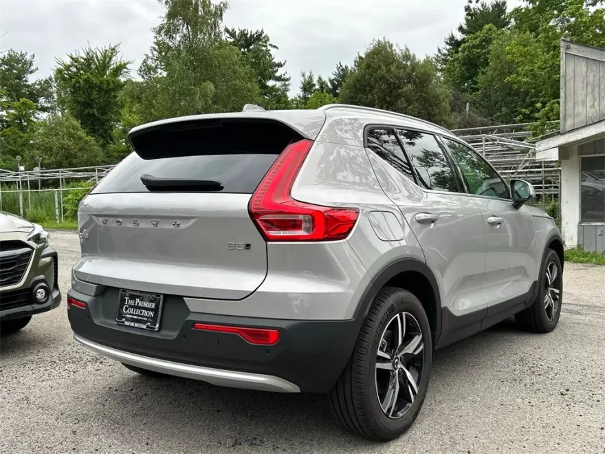 2025 Volvo XC40 Core photo 1