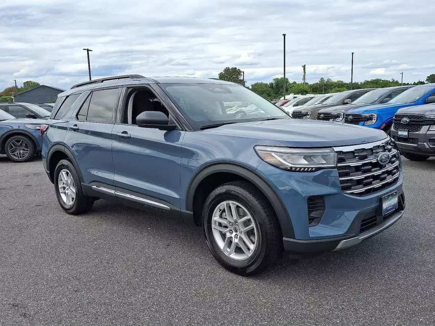 2025 Ford Explorer photo 1