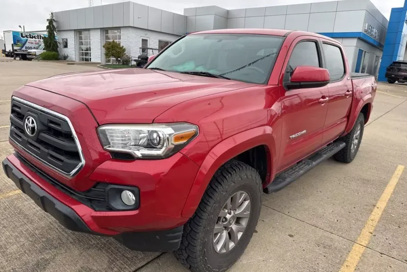 2017 Toyota Tacoma SR5 photo 1