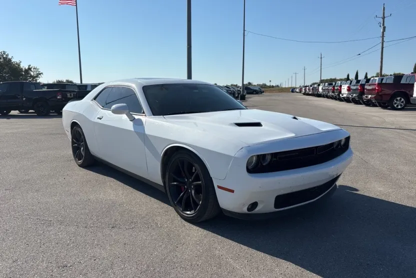 2016 Dodge Challenger SXT Plus photo 1