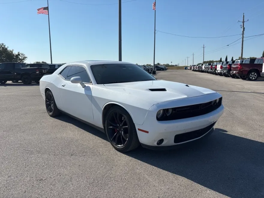 2016 Dodge Challenger SXT Plus photo 1