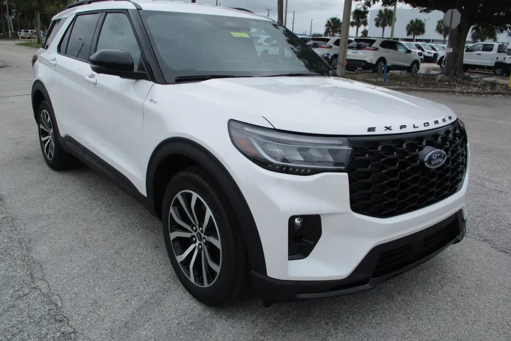 2025 Ford Explorer ST-Line photo 1