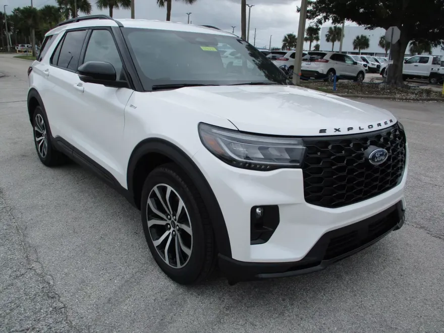 2025 Ford Explorer ST-Line photo 1