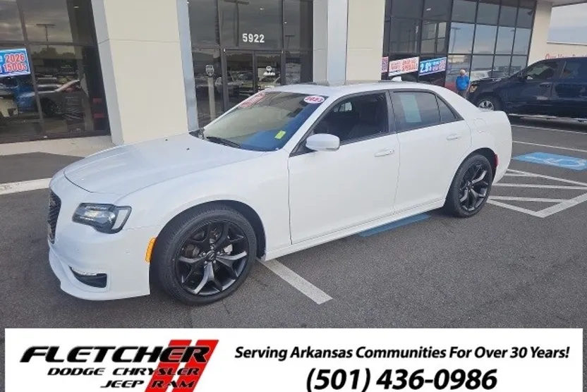 2023 Chrysler 300 Touring L photo 1