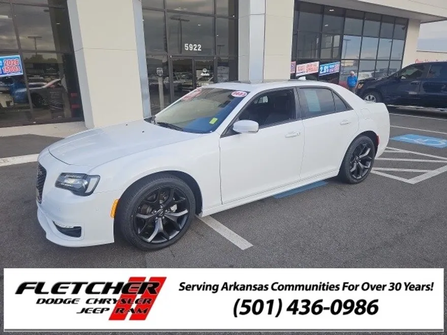 2023 Chrysler 300 Touring L photo 1