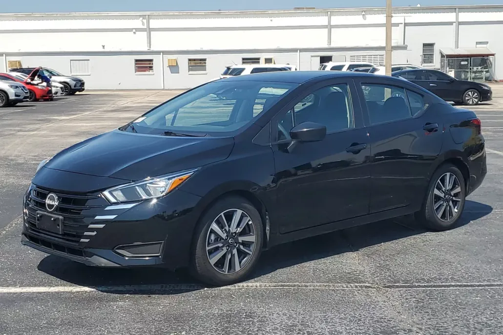 2023 Nissan Versa SV photo 1