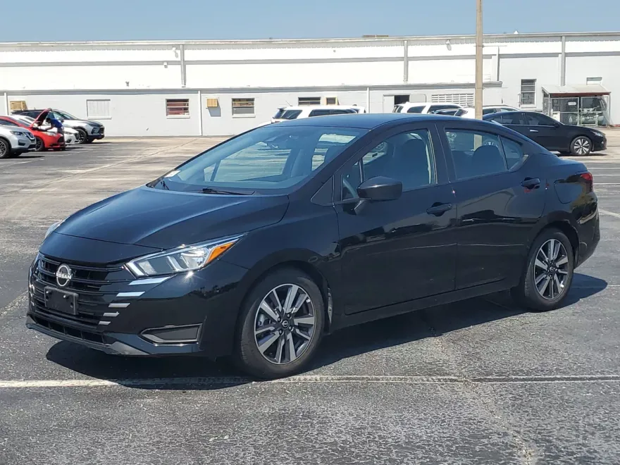 2023 Nissan Versa SV photo 1