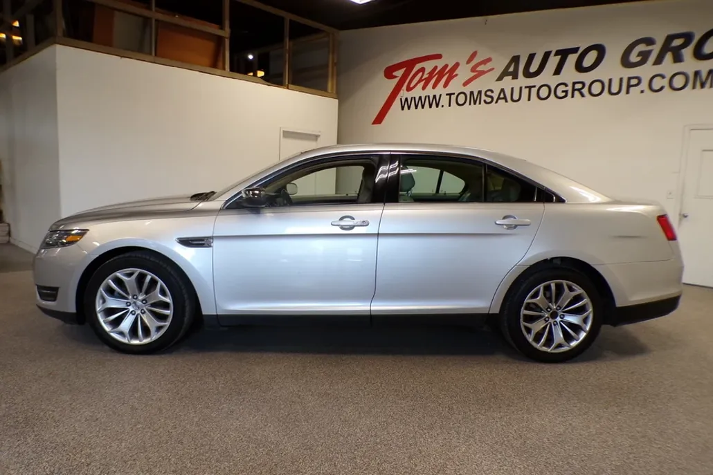 2017 Ford Taurus Limited photo 1