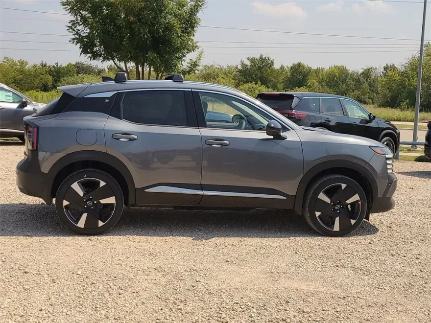 2026 Nissan Kicks SR photo 1