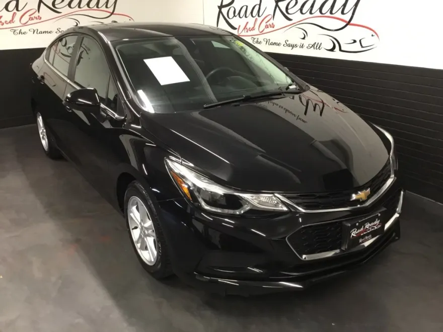 2017 Chevrolet Cruze LT photo 1