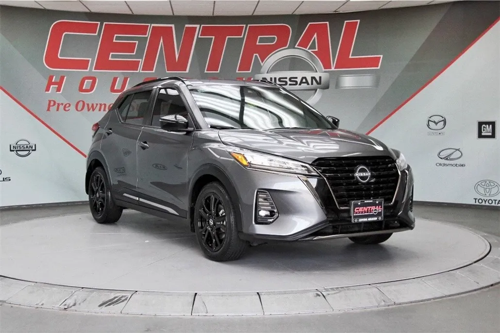 2024 Nissan Kicks SR photo 1