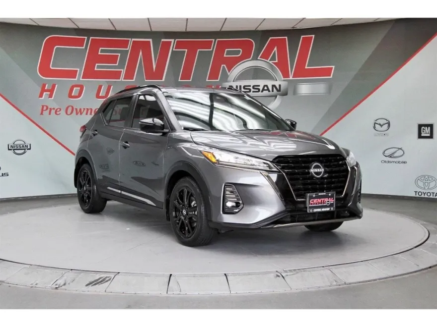 2024 Nissan Kicks SR photo 1