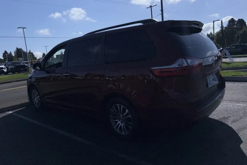 2018 Toyota Sienna XLE Premium photo 1