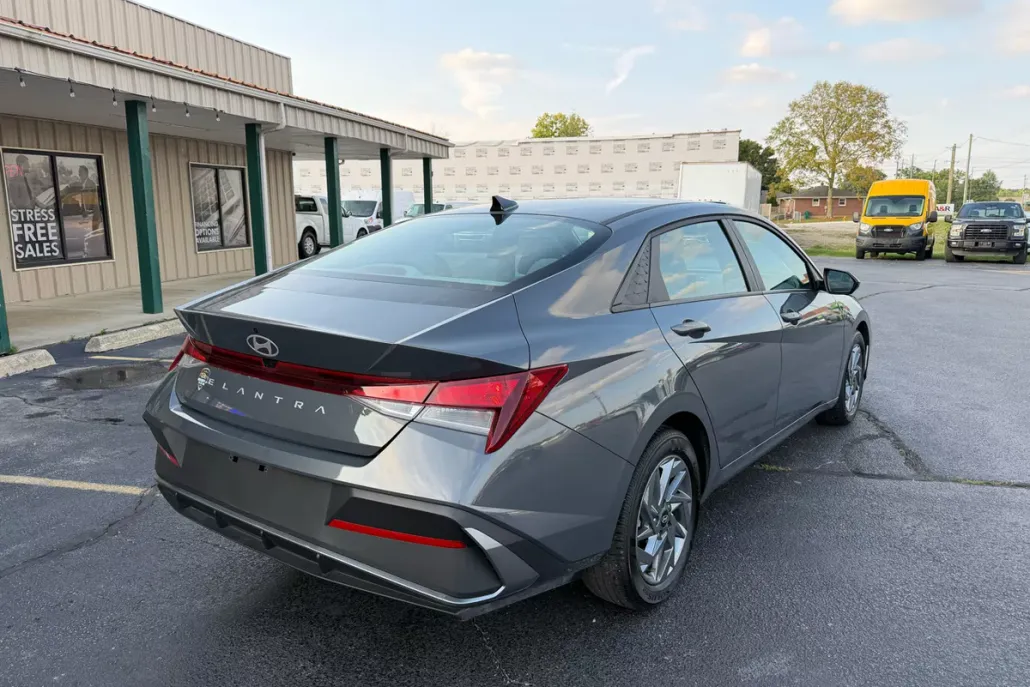 2024 Hyundai Elantra SEL photo 1