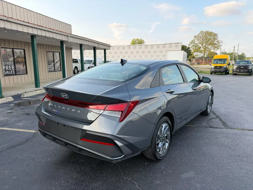 2024 Hyundai Elantra SEL photo 1